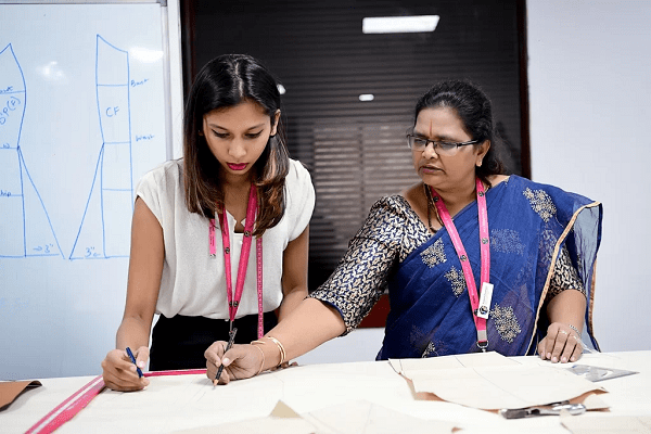 DIPLOMA IN FASHION DESIGNING (DFD) 2 DIPLOMA IN FASHION DESIGNING DFD 1